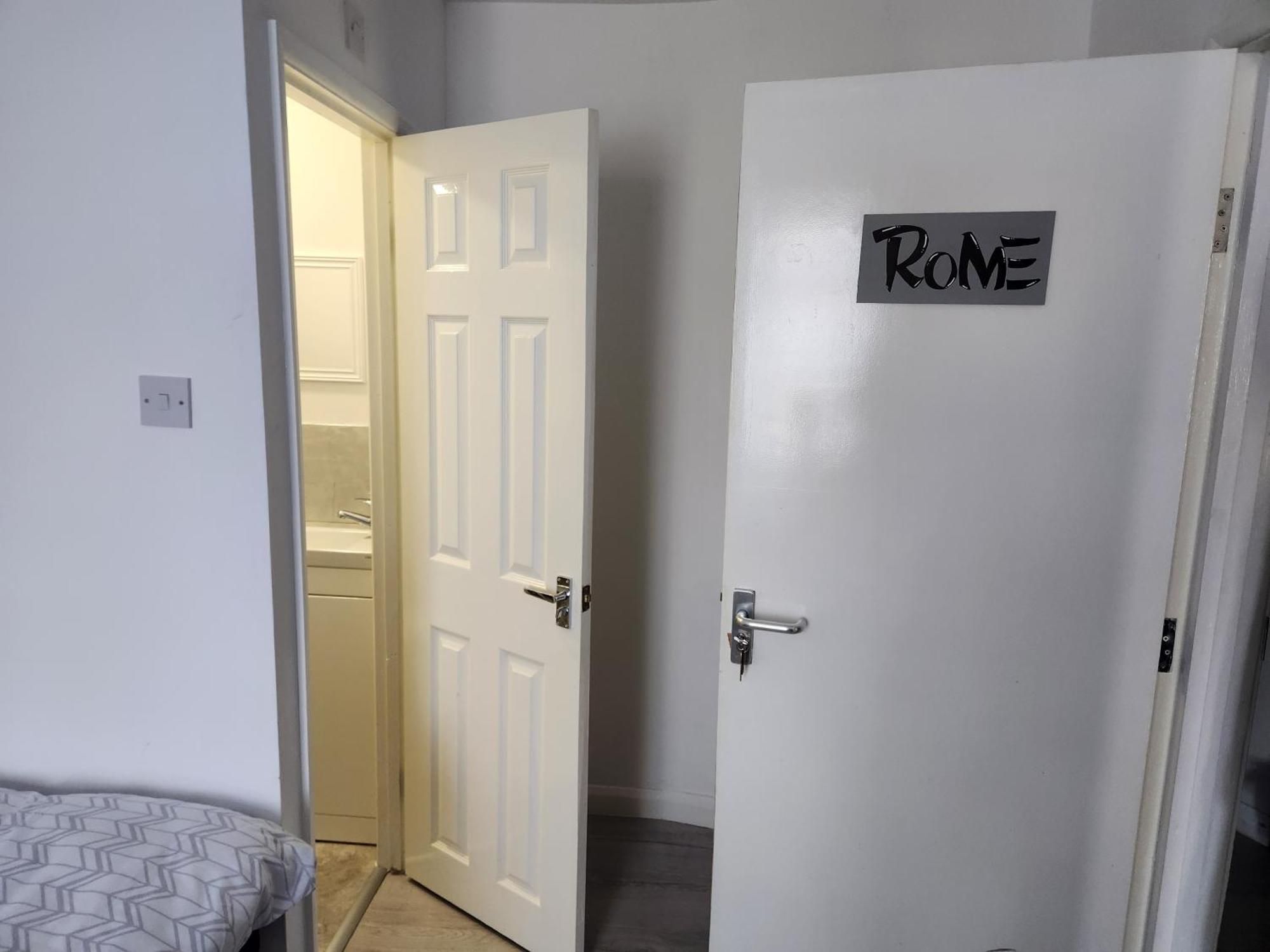 Homestay Luxury 5-Room House - Your Perfect Getaway Awaits Goodmayes