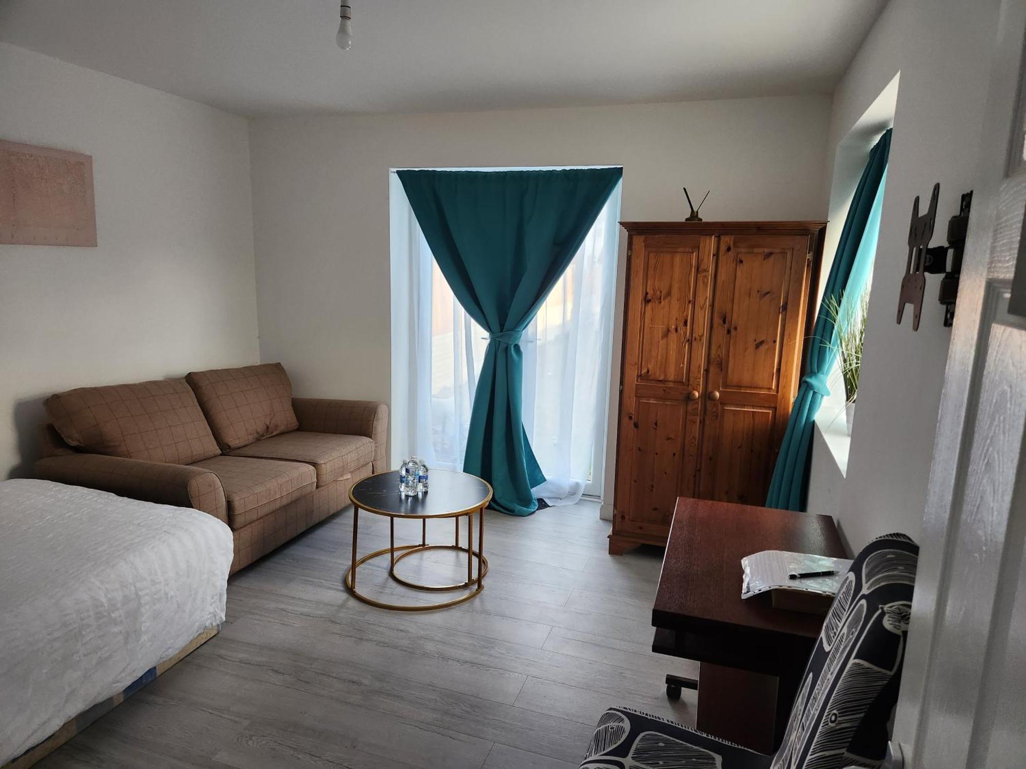 Luxury 5-Room House - Your Perfect Getaway Awaits Goodmayes