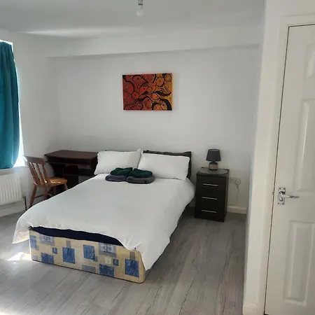 Luxury 5-Room House - Your Perfect Getaway Awaits Goodmayes Room photo